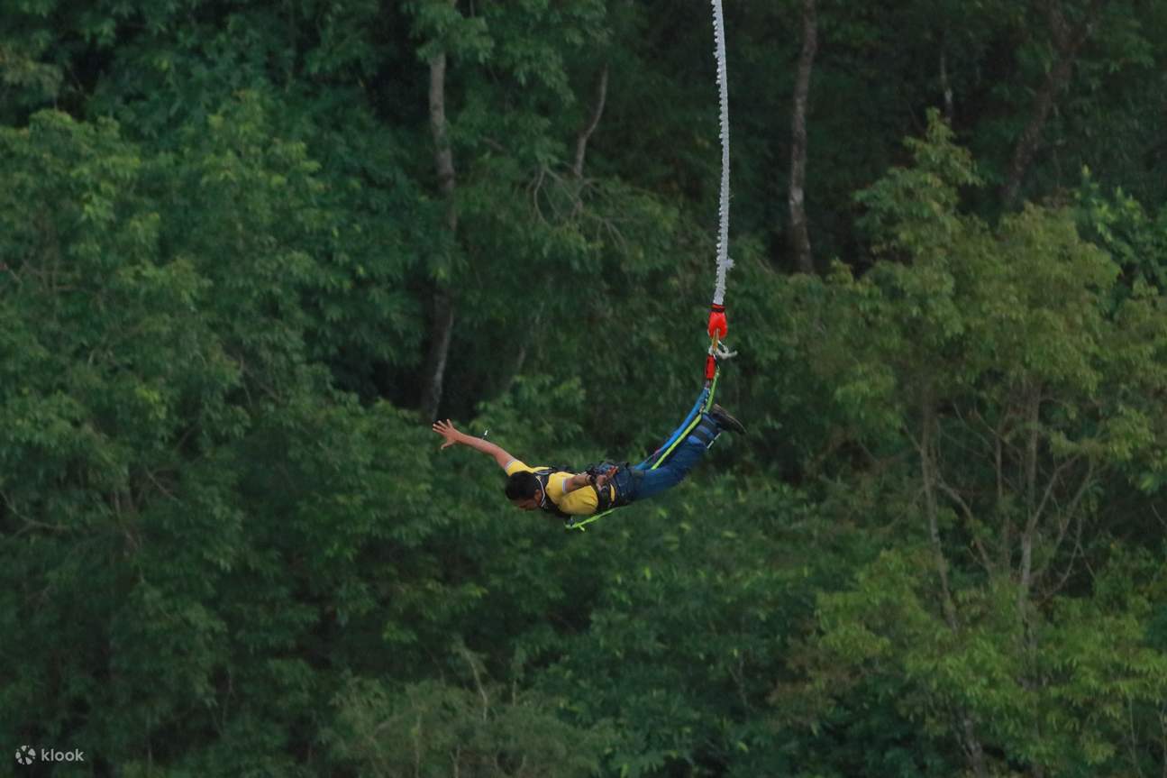 Sky High Thrills and Rapids: วันแห่งบันจี้จัมพ์ พาราไกลดิ้ง และล่องแก่ง