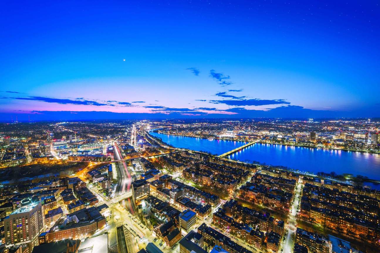 Descubre atracciones con una herramienta interactiva y explora los vibrantes barrios, restaurantes y lugares emblemáticos de Boston.