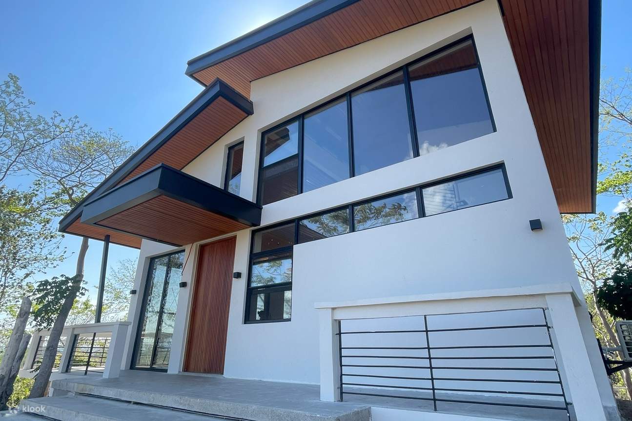 Esterno della baita in cima alla collina