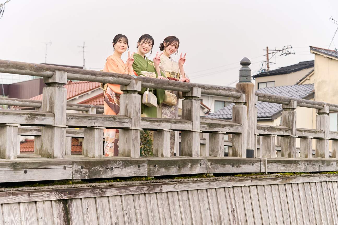 Location de kimonos (fournie par Kimono Rental Wargo, magasin de Kanazawa Korinbo)