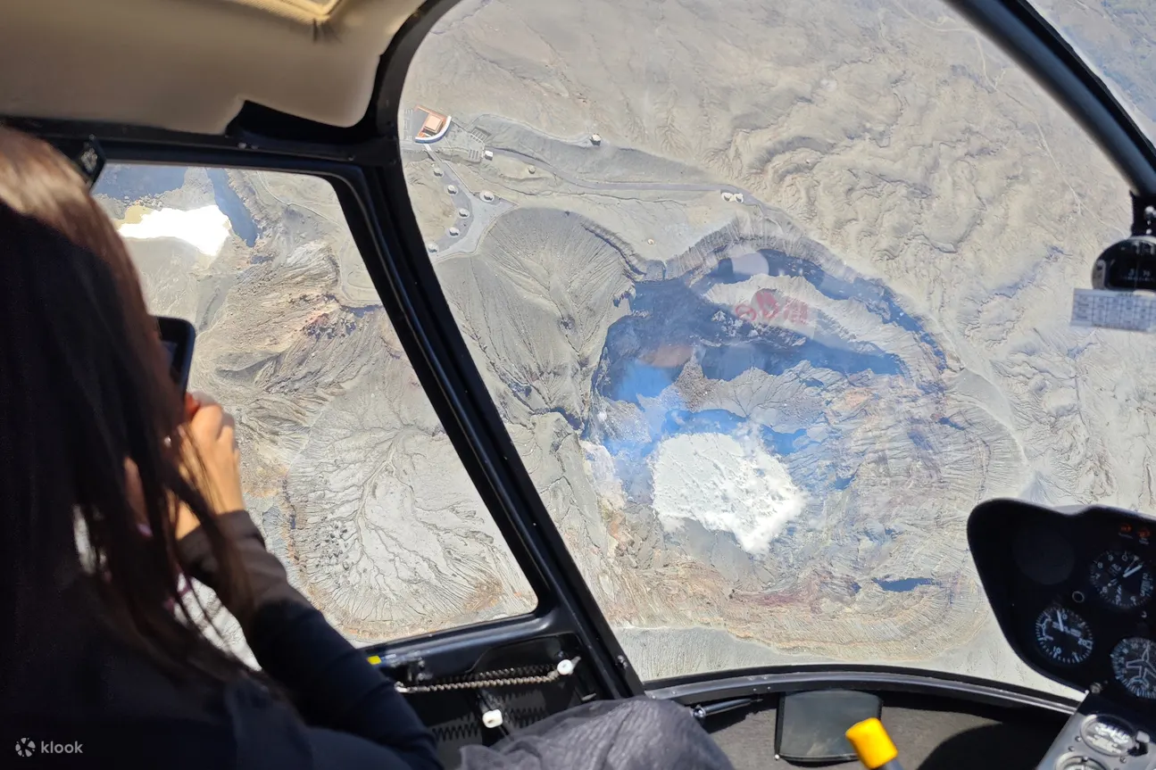 乘坐直升机飞越阿苏火山