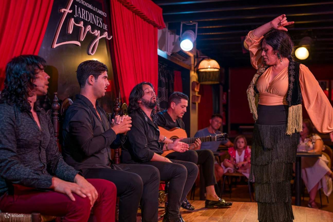 フラメンコの活気ある精神が、魅惑的なダンサーと心のこもった音楽とともにこの親密な会場で生き生きと表現されます。