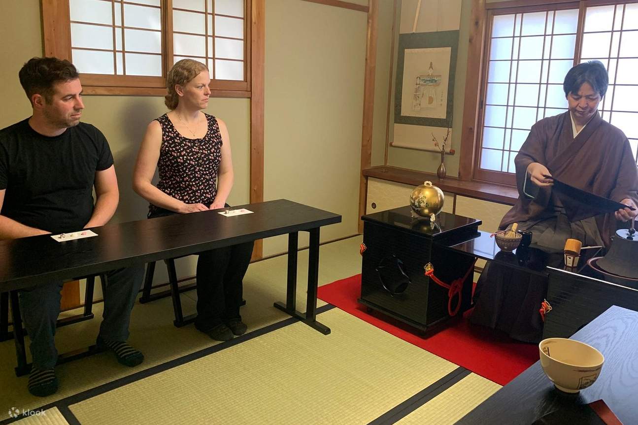 Experiencia de Ceremonia del Té con Sillas en Ninenzaka (Kioto)