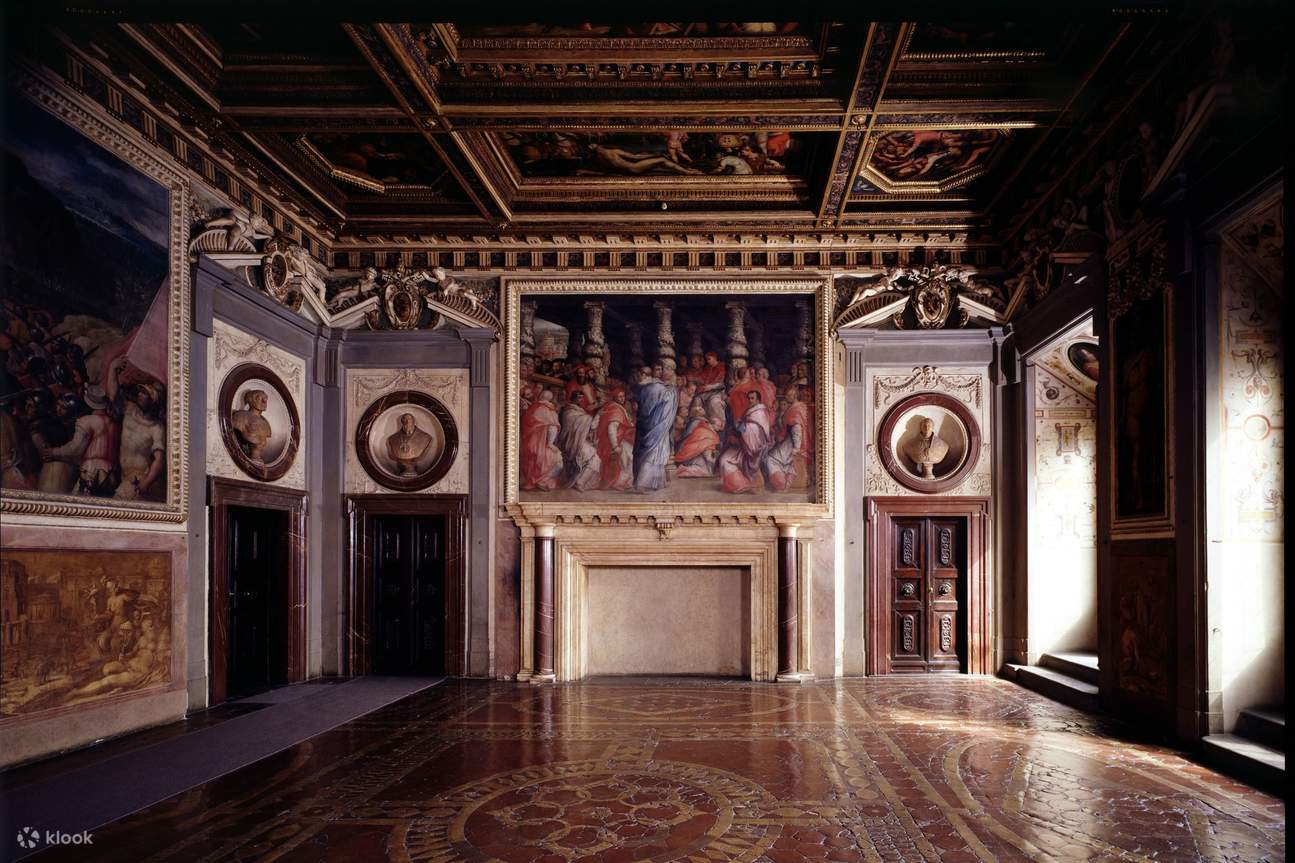 L'intérieur du Palazzo Vecchio est un trésor d'art de la Renaissance et d'ameublement somptueux.
