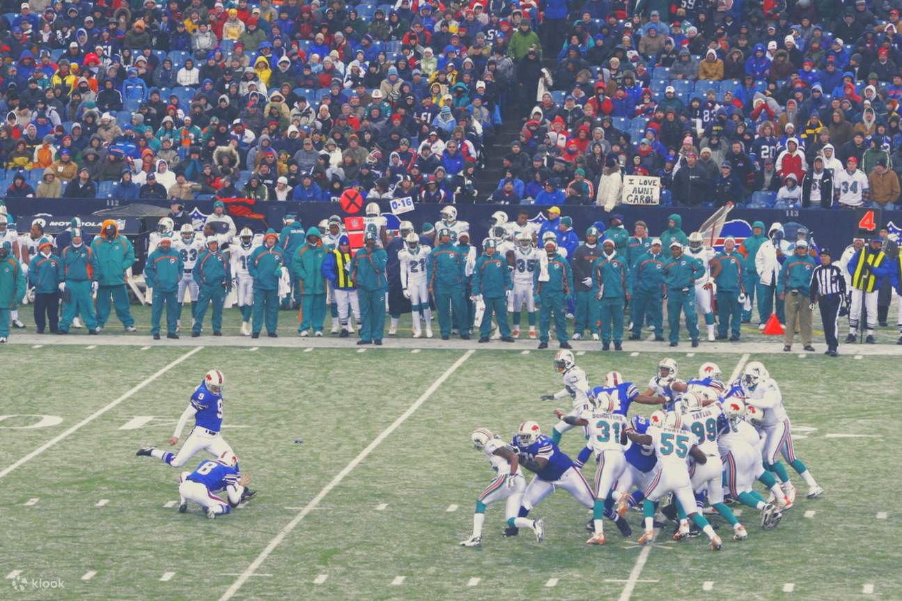 L'entusiasmo sale sugli spalti mentre i giocatori si scontrano sul campo.