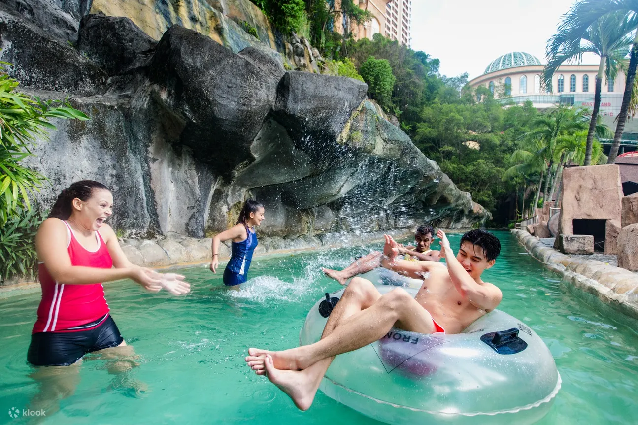 人们漂浮在双威潟湖的管子上