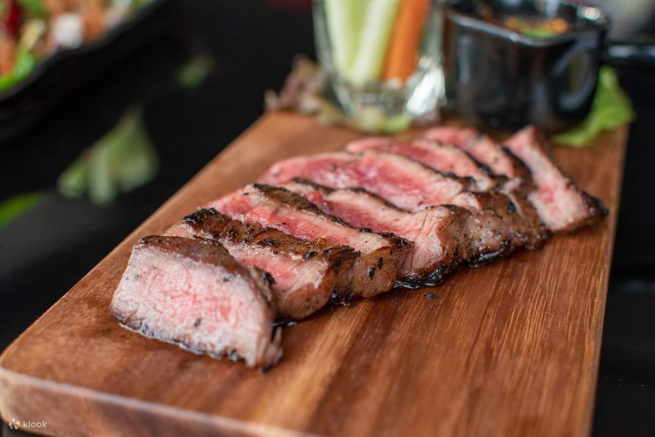 Clover Sky Bar & Restaurant в Hotel Clover Asok