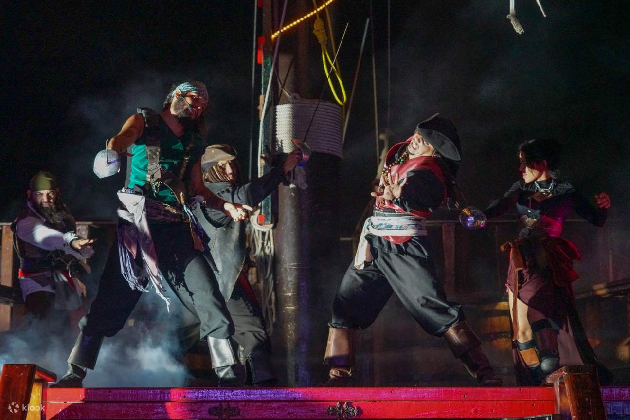 海賊ショーでは、乗組員がアクロバットスタントを披露します