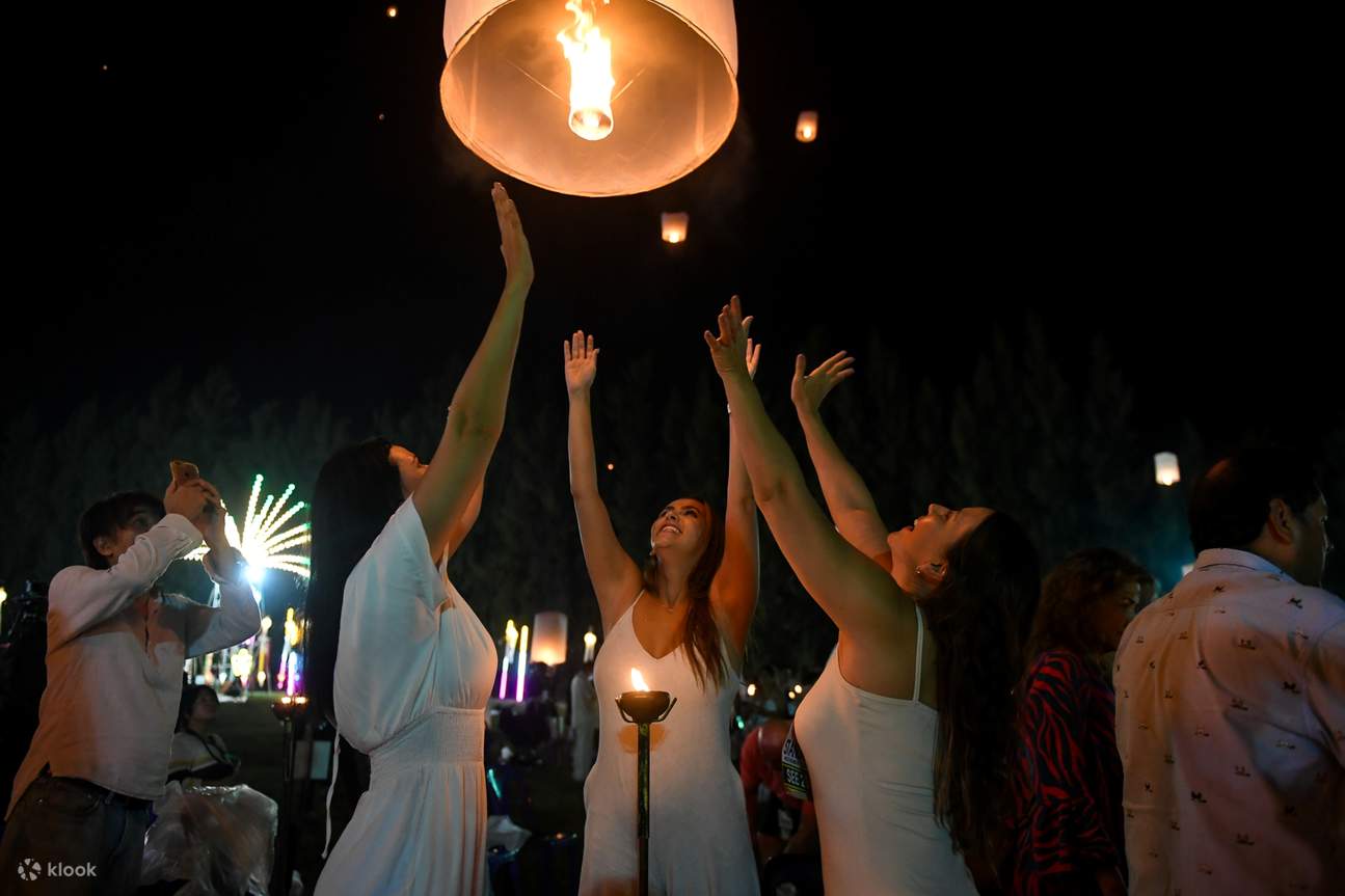 Let's release floating lanterns into the sky beautifully, along with
fireworks and magnificent, dazzling lights.
