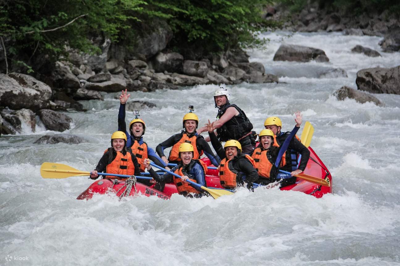 kumpulan kasau bergambar untuk kamera semasa di sungai