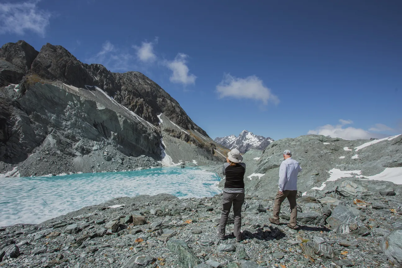 探索冰冻的高山地区