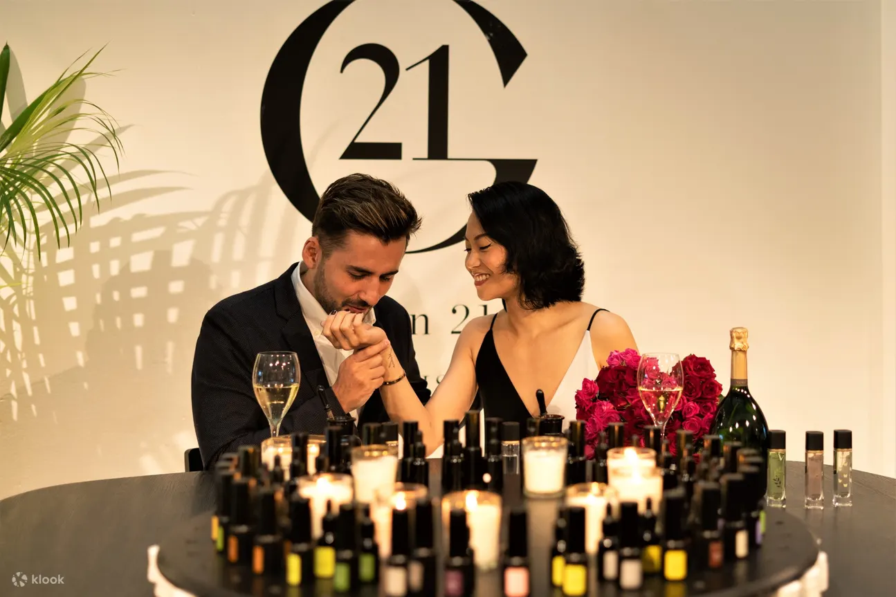 The couple is making their favor perfume