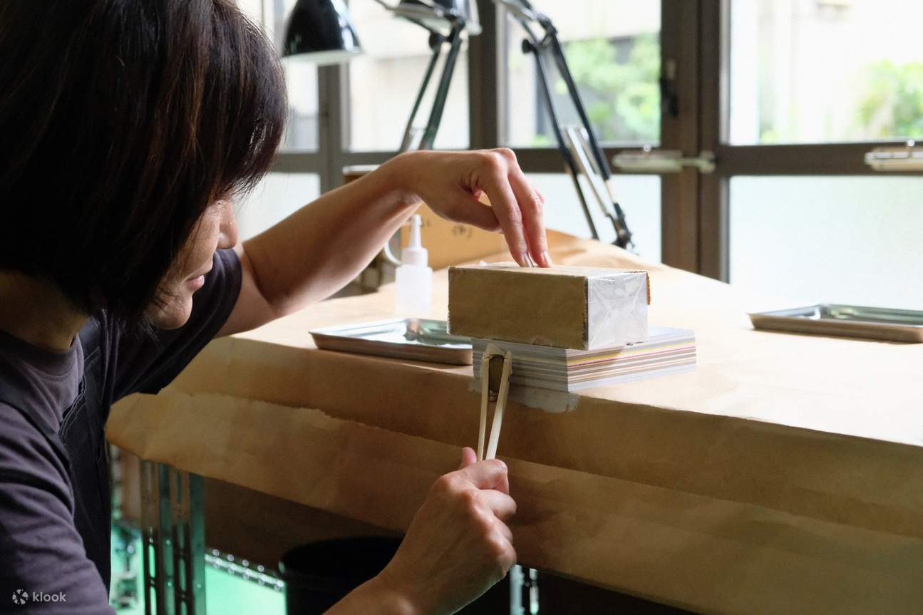 用膠水將筆記本的書背黏合在一起