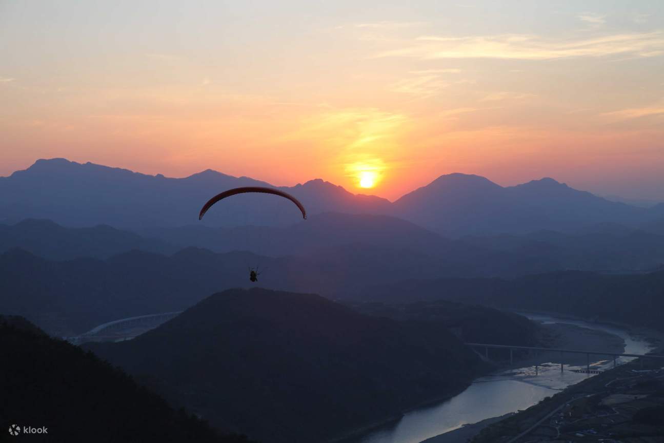 Contempler le paysage magnifique qui se dévoile devant le terrain de vol à voile avec vos amis, votre famille ou votre amoureux(se) sera une expérience réparatrice.