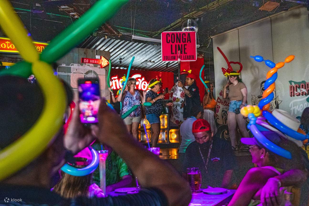 Không gian rực rỡ sắc màu và tràn đầy sức sống là bối cảnh hoàn hảo cho những cuộc phiêu lưu ẩm thực!