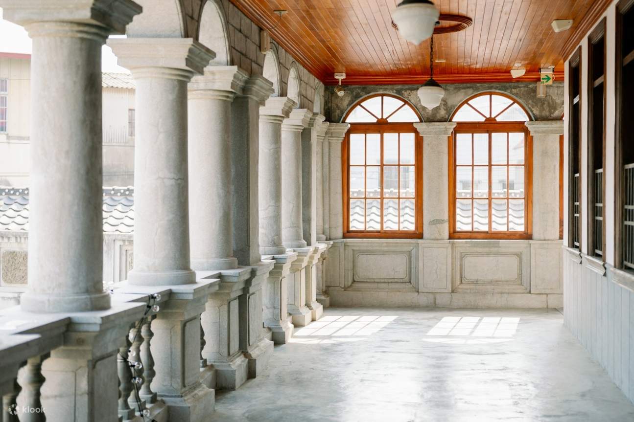 Percorri i portici del primo e del secondo piano ascoltando le storie di un'antica dimora secolare.