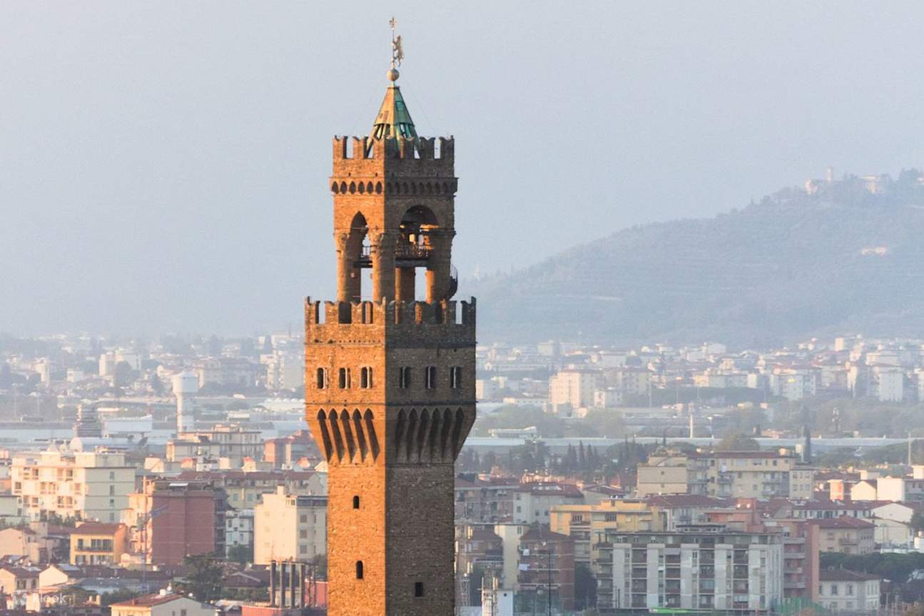 El exterior del Palazzo Vecchio, con su parte superior almenada y su imponente torre, refleja sus orígenes medievales