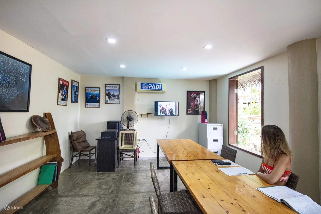 Aquatic Awakening: Open Water Kurs in Bohol mit PADI 5* Center