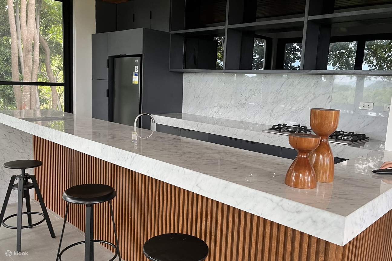 Quầy bếp với ghế và bếp lò