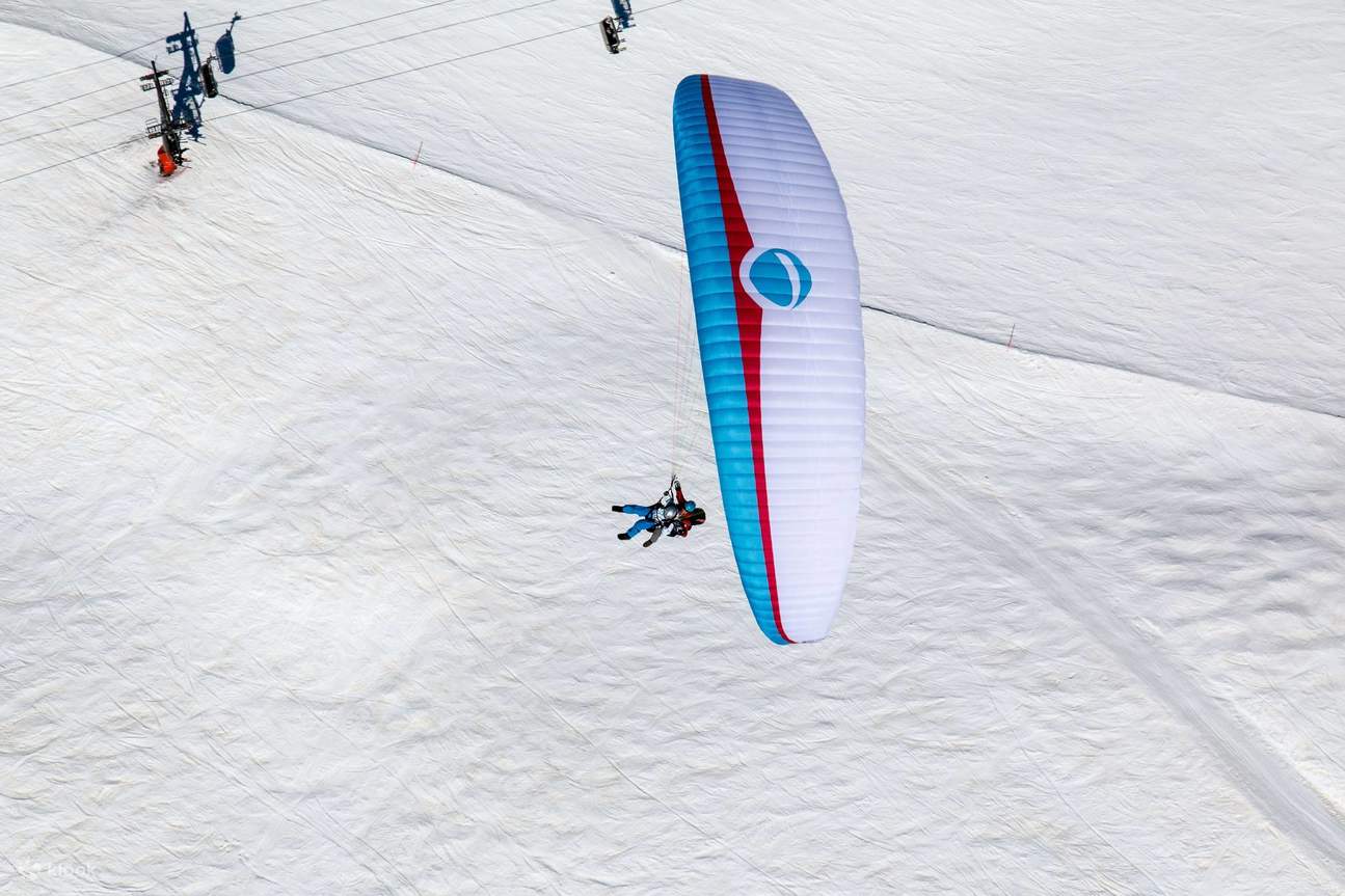 Gleitschirmfliegen über den Schweizer Alpen