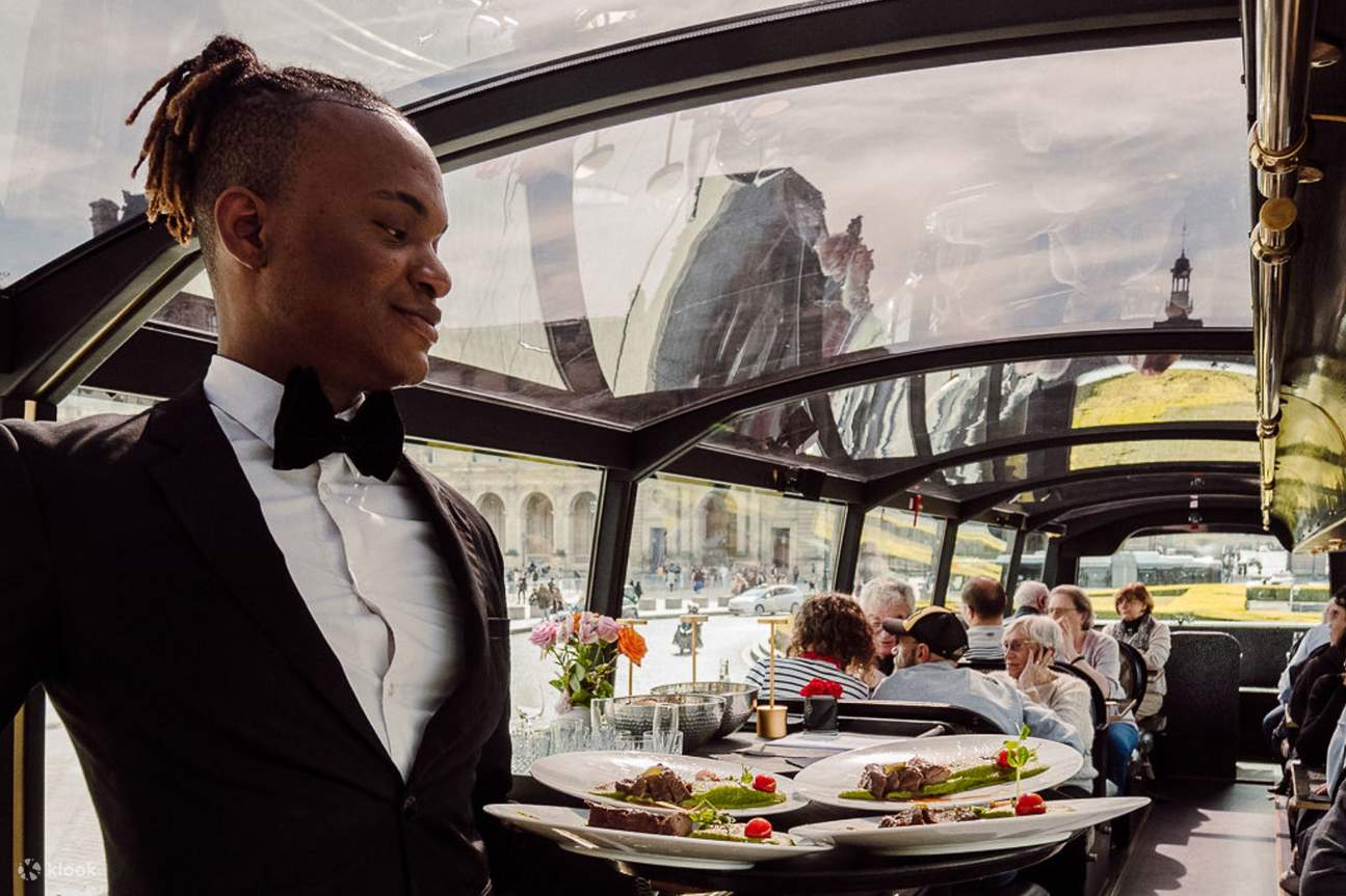 Laissez-vous séduire par le service exceptionnel offert par un personnel professionnel et aimable, vous assurant une expérience culinaire mémorable.