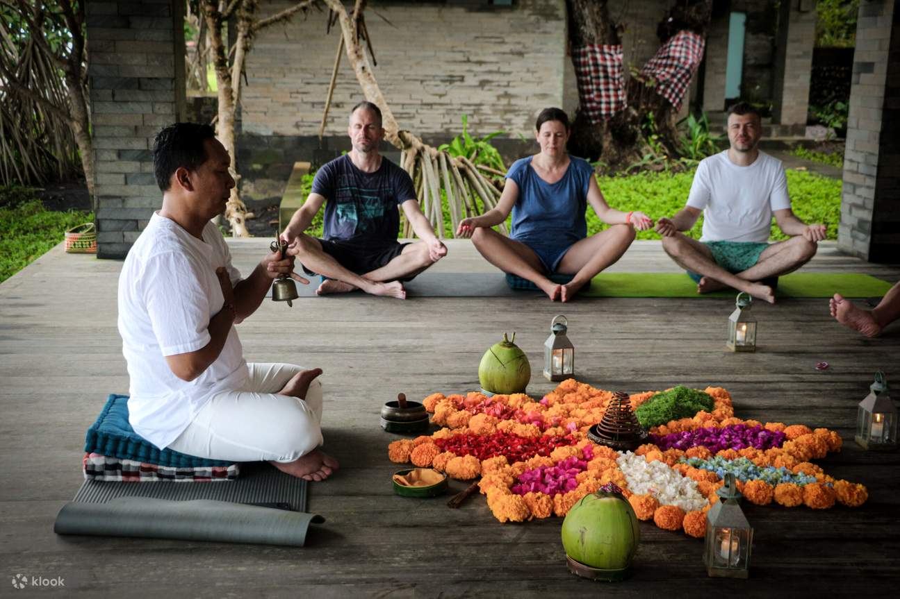 Meditación en el refugio frente a la playa
