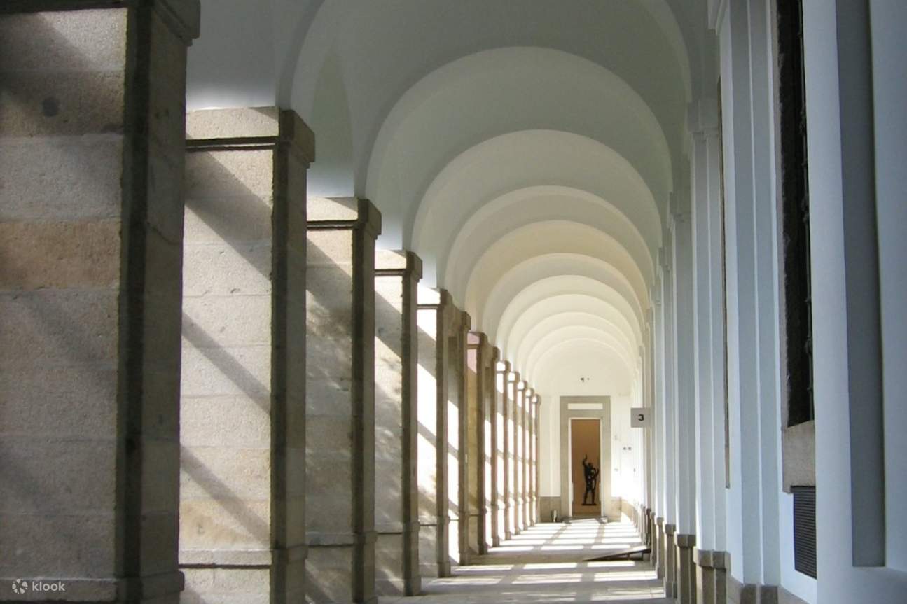 マドリードにあるソフィア王妃芸術センター (Museo Nacional Centro de Arte Reina Sofía) は、18世紀に建てられた病院を改装した美しい建物を利用しています。