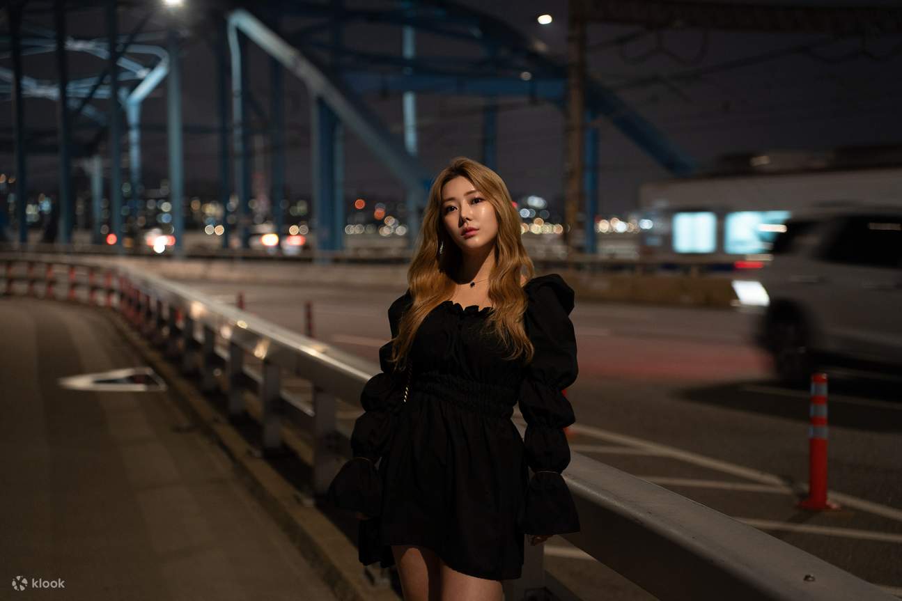 Futuristische Atmosphäre im legendären DDP in Seoul – topmodisches Fotoshooting nach Einbruch der Dunkelheit.