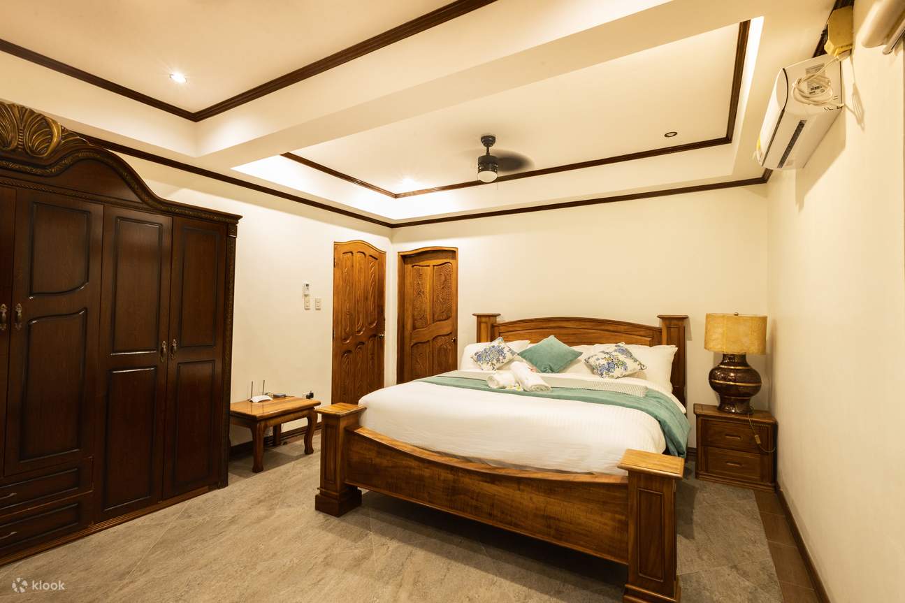 Camera da letto con letto king-size e armadio in legno