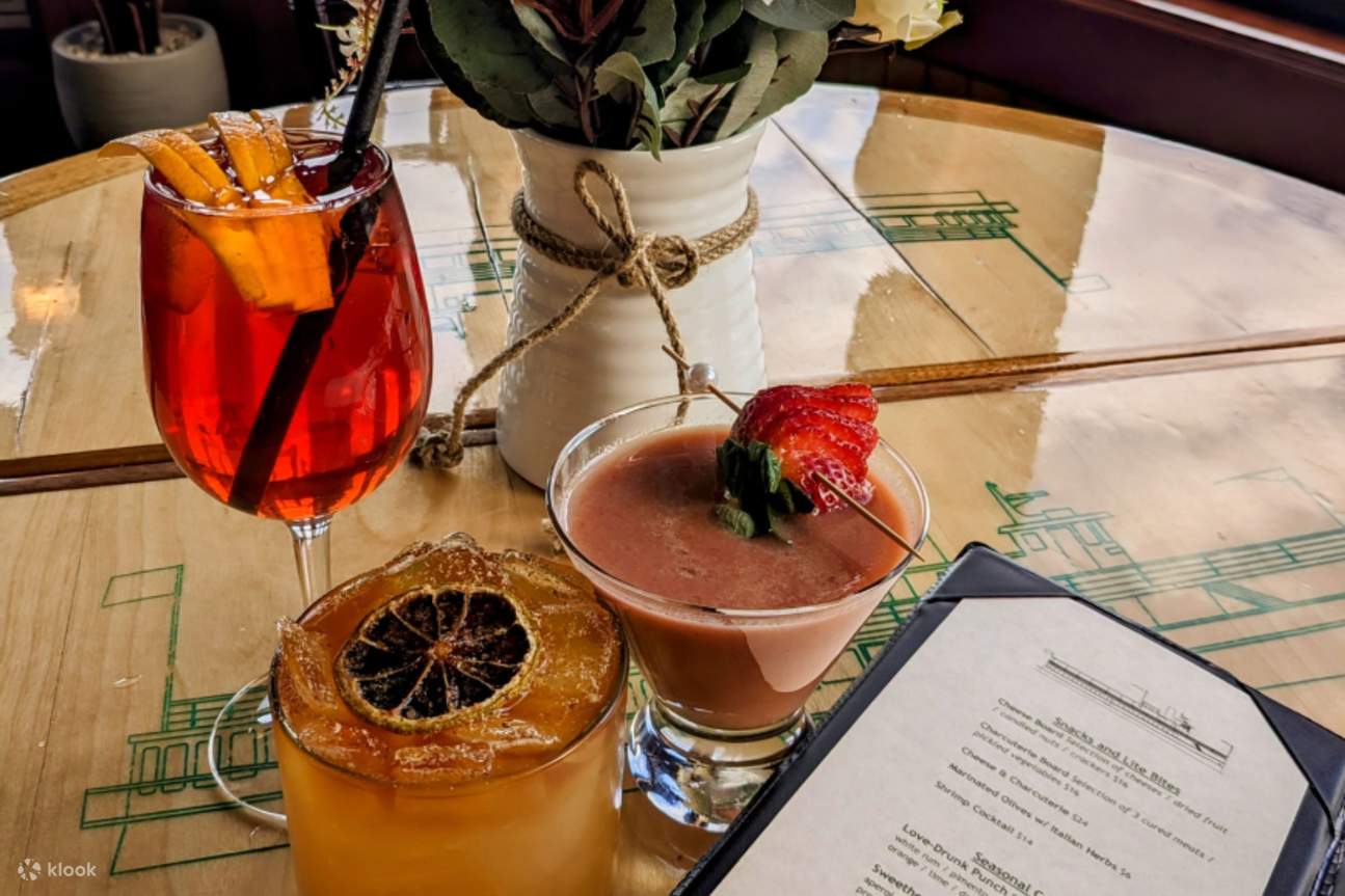 Siroter un cocktail artisanal tout en consultant le menu exquis du soir pour de délicieuses sélections