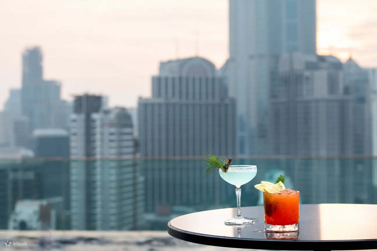 曼谷素坤逸4号诺富特酒店的RedSquare屋顶酒吧