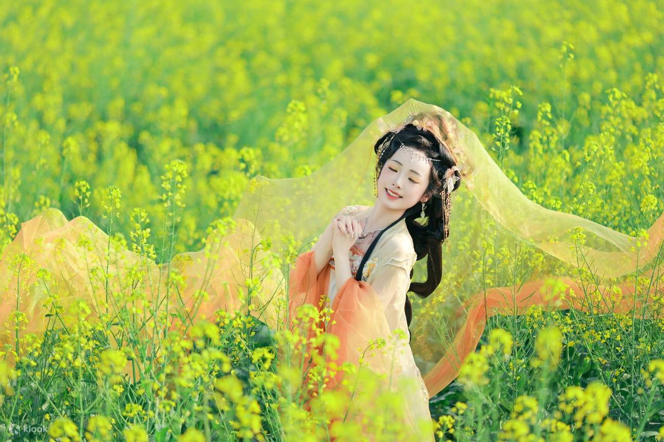 Penata rias profesional akan menyesuaikan riasan dan gaya rambut kuno yang sesuai dengan model Hanfu Anda.