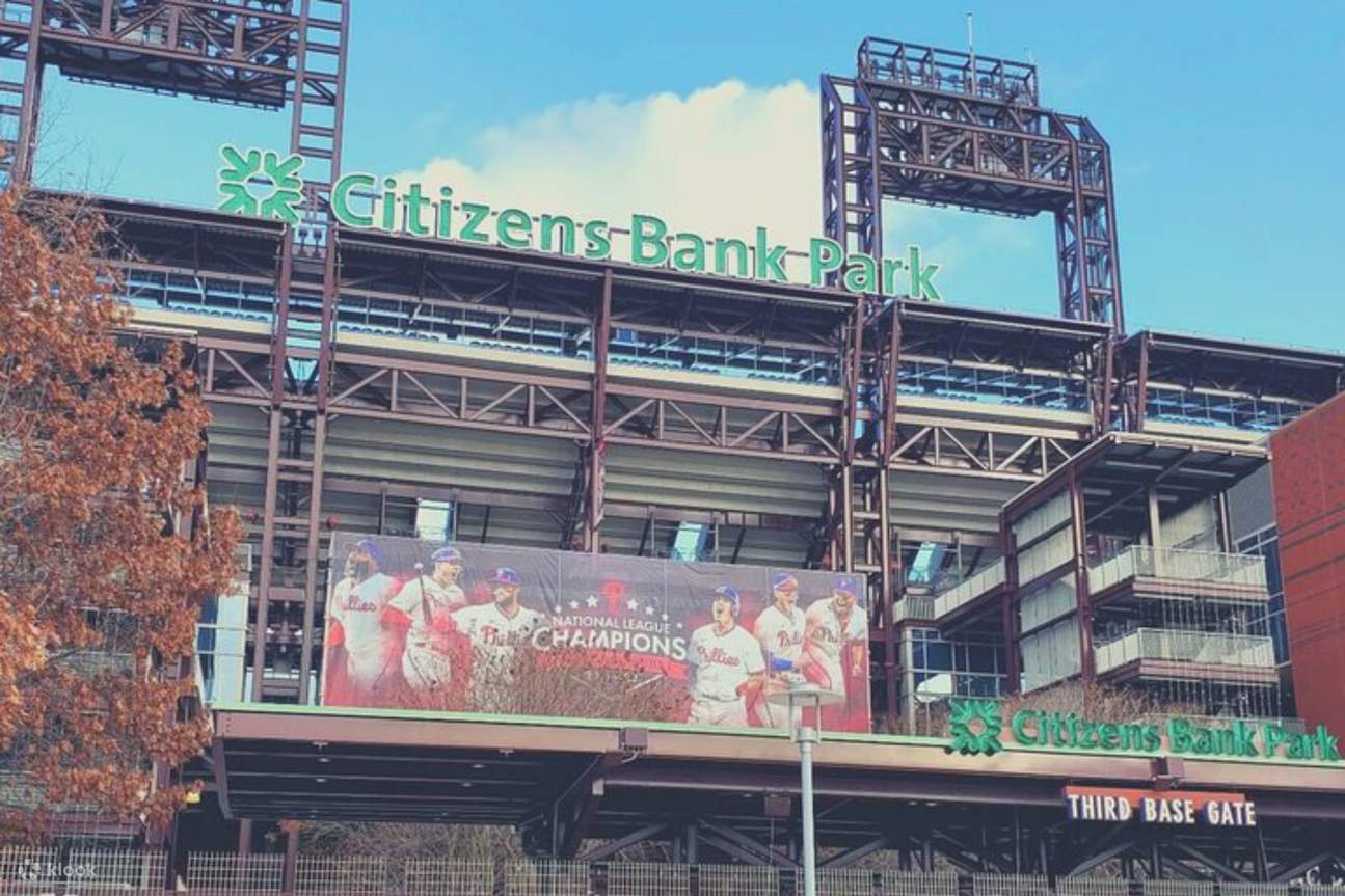 Eine begeisterte Menschenmenge hält unvergessliche Momente fest, während die Philadelphia Phillies das Feld betreten.