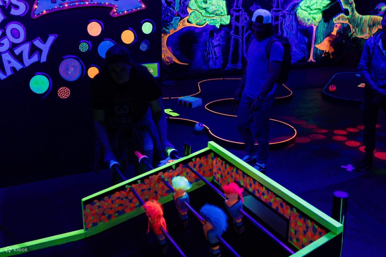 Neonbeleuchteter Golfspaß