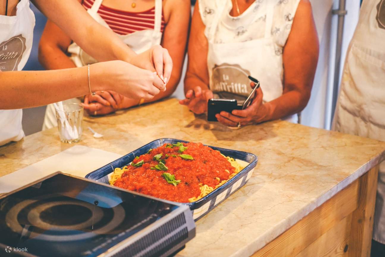 Sentuhan akhir: pasta yang dibuat dengan indah, dibuat dengan hati-hati dan keterampilan