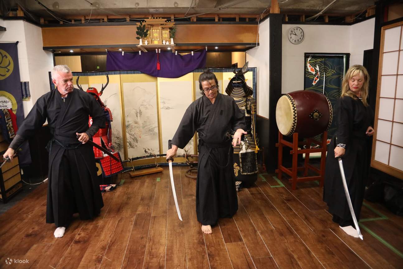 Trải Nghiệm Bushido Cắt Kiếm Samurai gần Thành Osaka