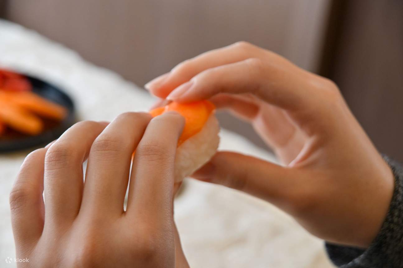 The topping is attached to the rice with starch.
