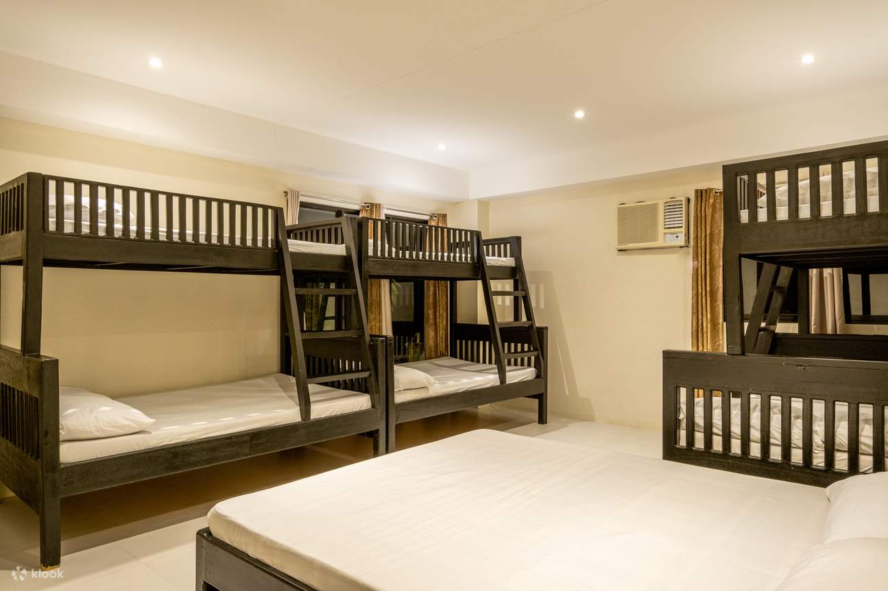 Beberapa tempat tidur bertingkat dalam satu kamar dengan unit pendingin ruangan