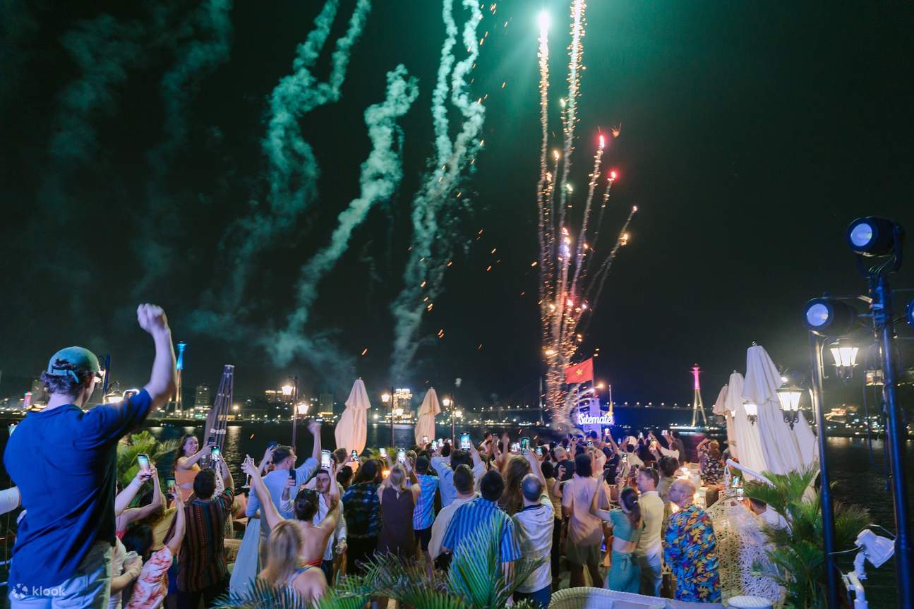 Sunset Canape Party & Makan Malam dengan Iris By Night Show oleh Iris Cruise