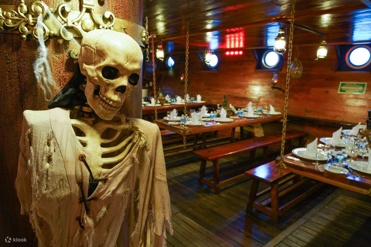 海賊をテーマにした内装でデッキが魅力的な空間に