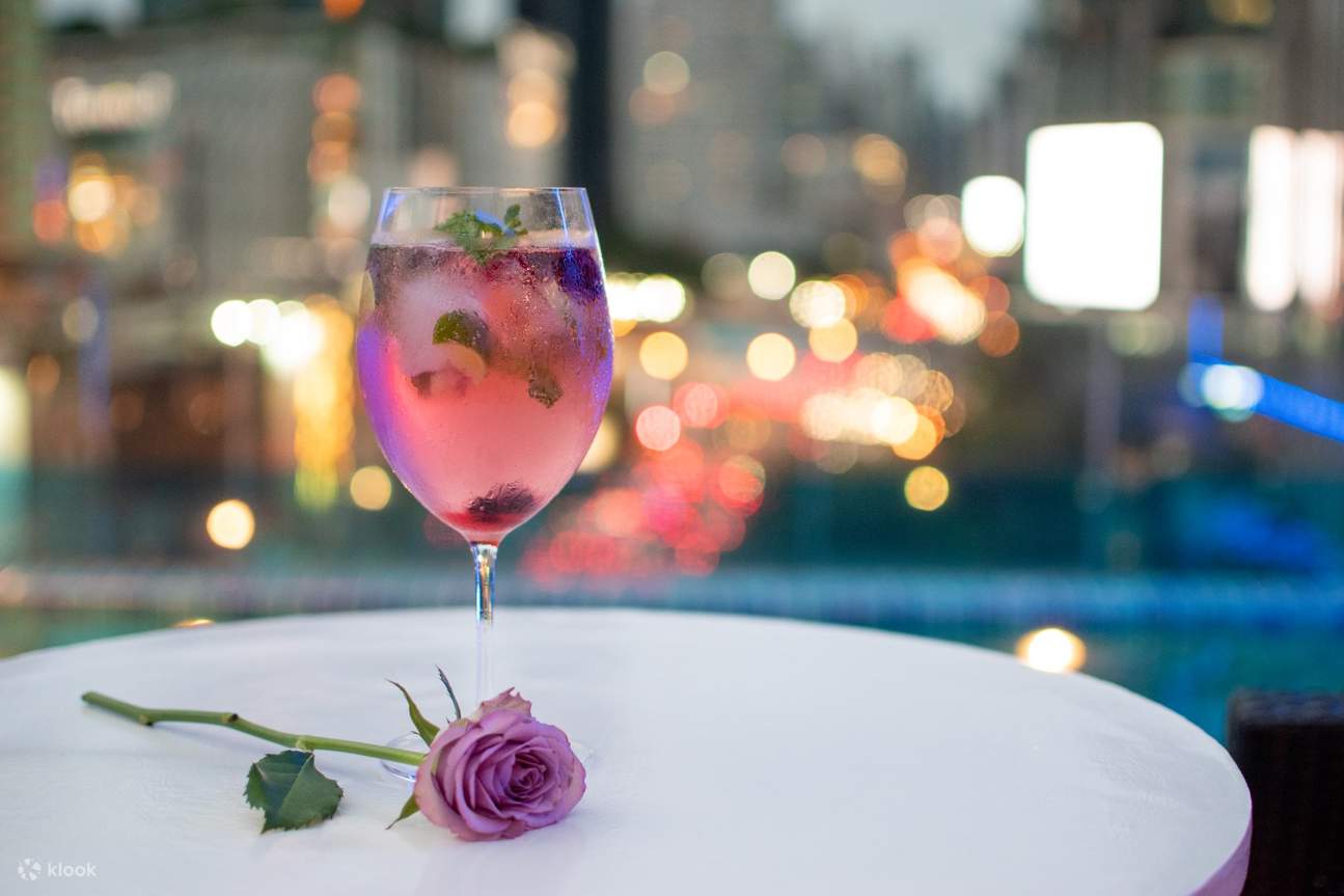 Clover Sky Bar & Restaurant в Hotel Clover Asok