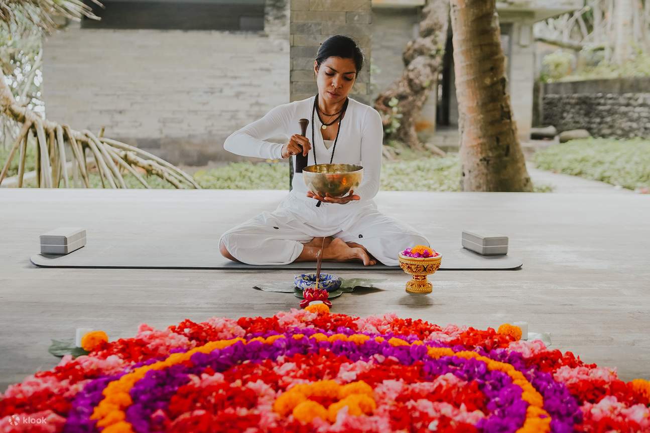 Meditación en el refugio frente a la playa