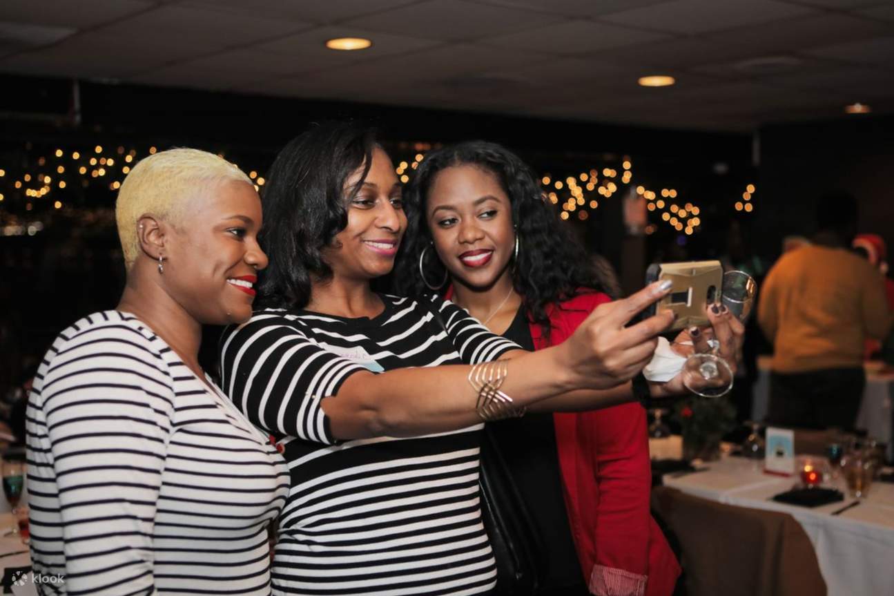 Запечатлевая воспоминания с друзьями, дорожа каждой минутой и каждой улыбкой на наших совместных фотографиях.