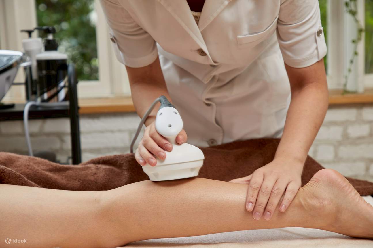 Se utiliza un instrumento térmico de alta frecuencia combinado con técnicas manuales para proporcionar un alivio profundo y una relajación eficaz.