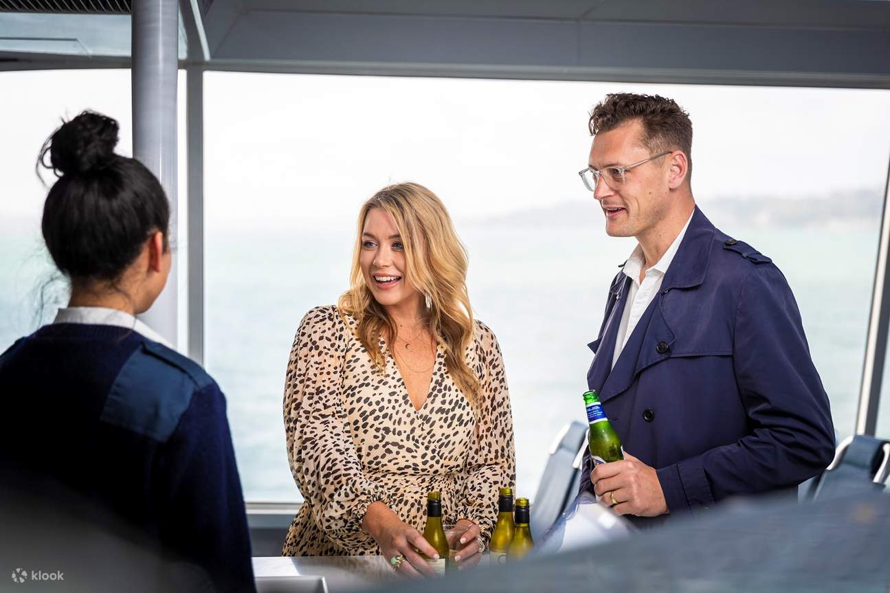 Разделите волшебные моменты с любимыми спутниками, любуясь сверкающей панорамой города.