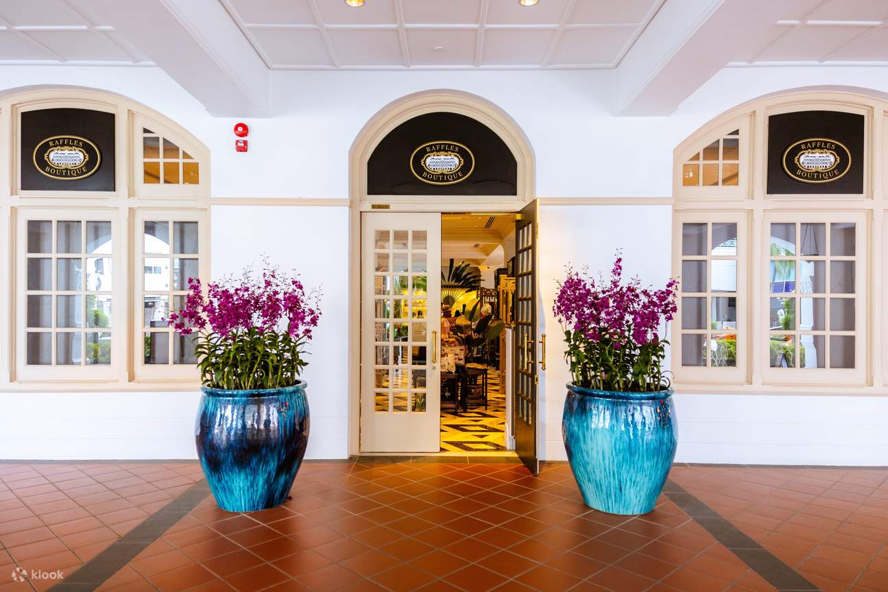 ราฟเฟิลส์ บูทีค (Raffles Boutique) ตั้งอยู่ในทำเลที่สะดวกสบายใกล้กับล็อบบี้ถนนซี (Seah Street lobby)