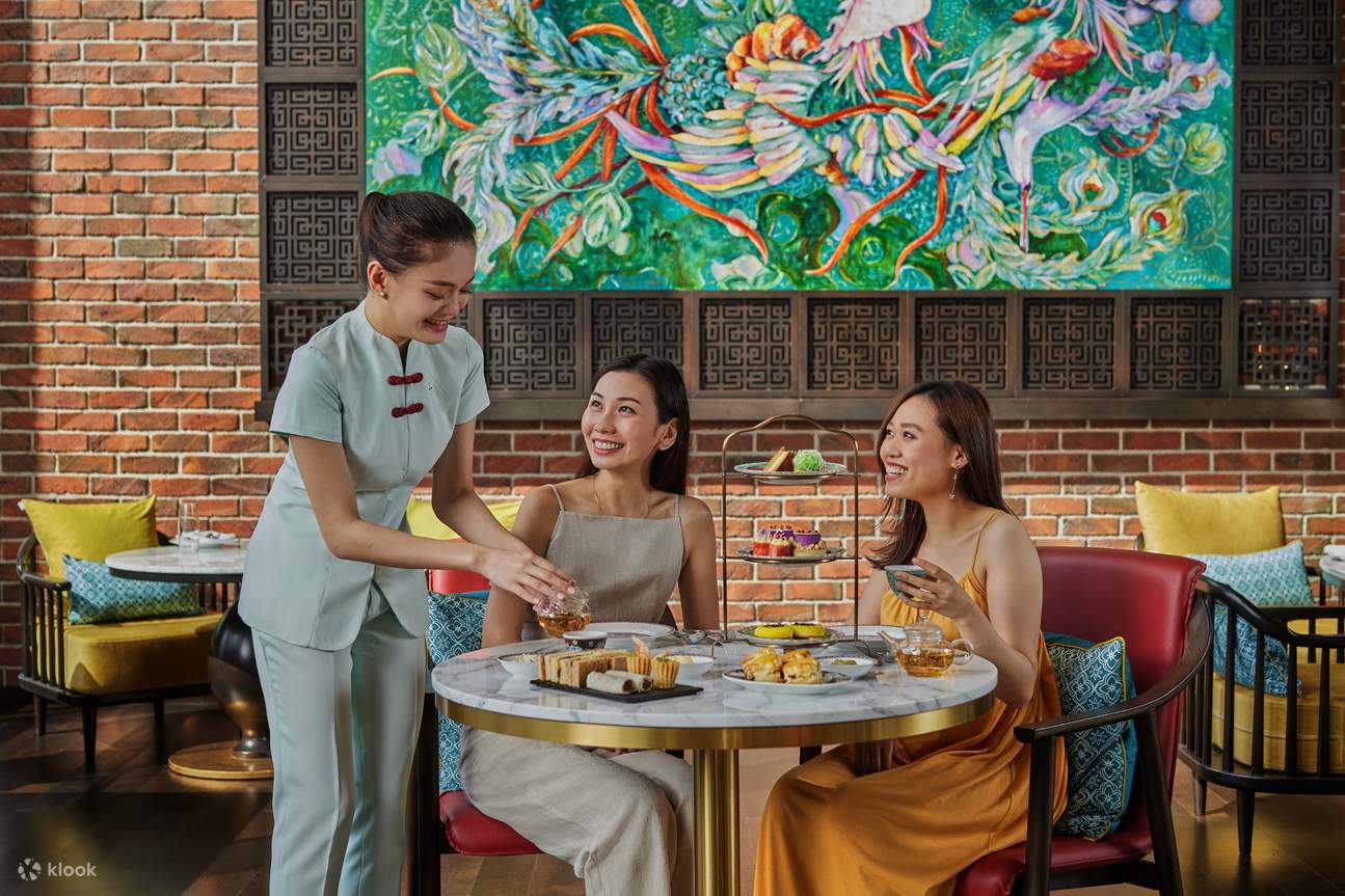 menikmati teh sore bersama teman