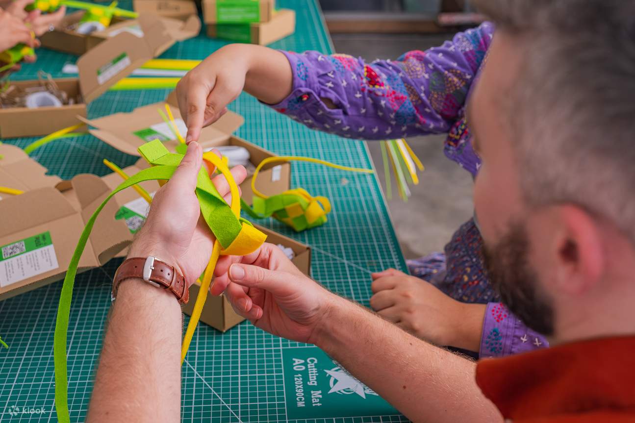 Un homme essayant de tisser un puso