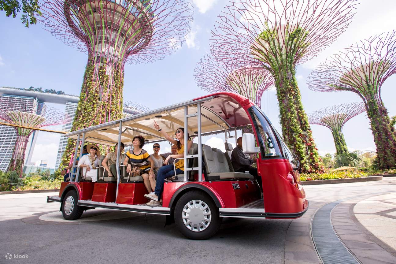 des personnes participant à une visite audioguidée dans un tramway supertree
