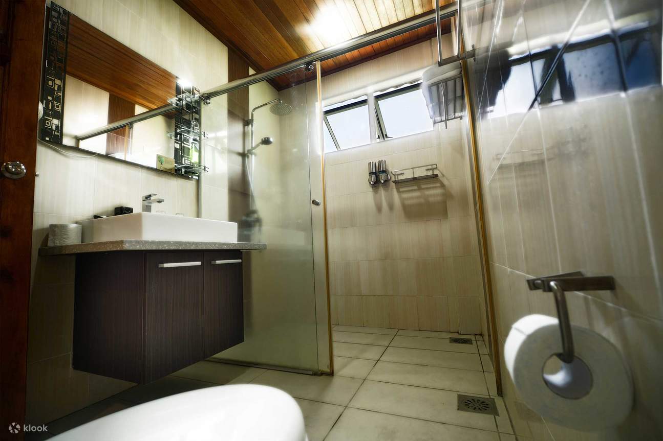 Deluxe Bathroom